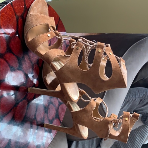 Beautiful 🌟 suede 👠 open toe 🌟 heels - Picture 2 of 7